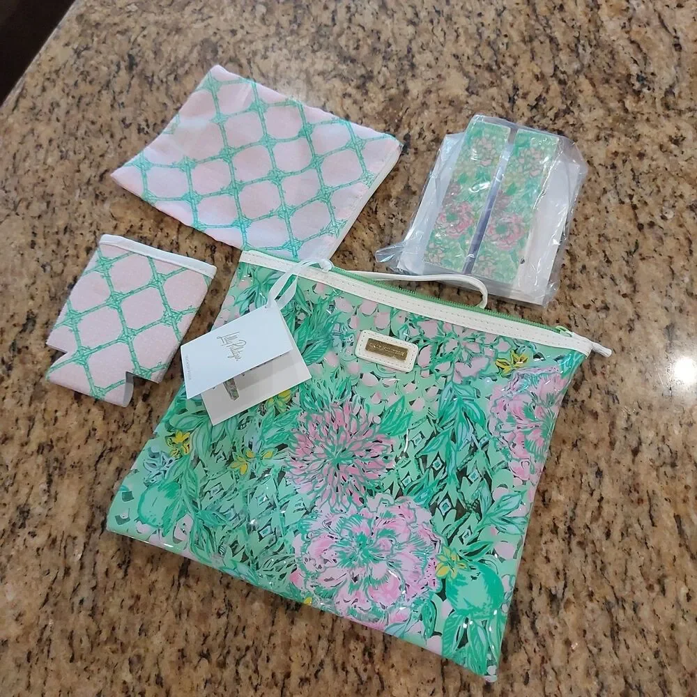 Lilly Pulitzer Water Resistant Vinyl Beach Day Pouch, Zipper Bag/Clips/Hugger